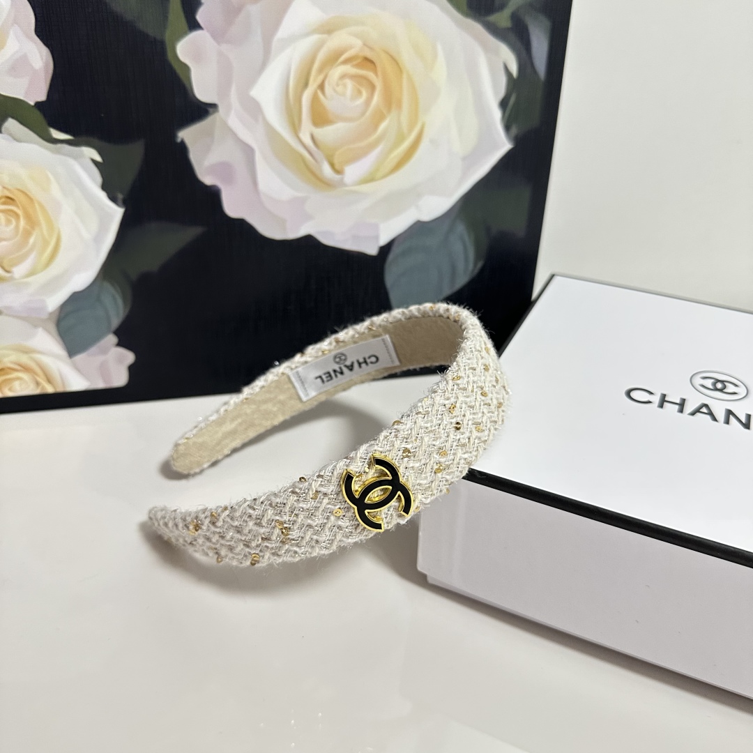  配专柜包装
Chanel（香奈儿）最新发箍
小仙女快入手
特殊材质 不嘞头
可盐可甜～