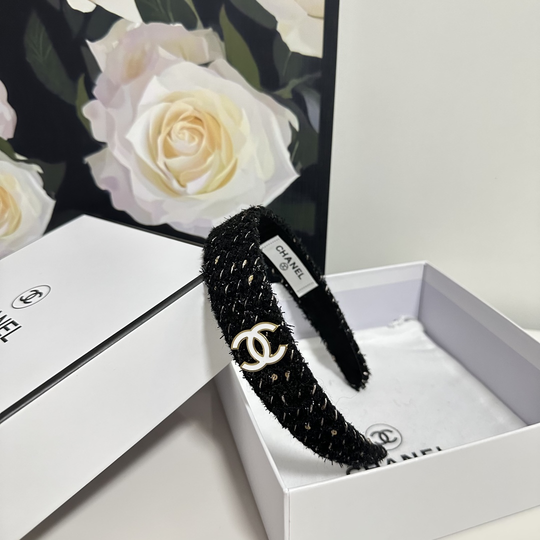  配专柜包装
Chanel（香奈儿）最新发箍
小仙女快入手
特殊材质 不嘞头
可盐可甜～