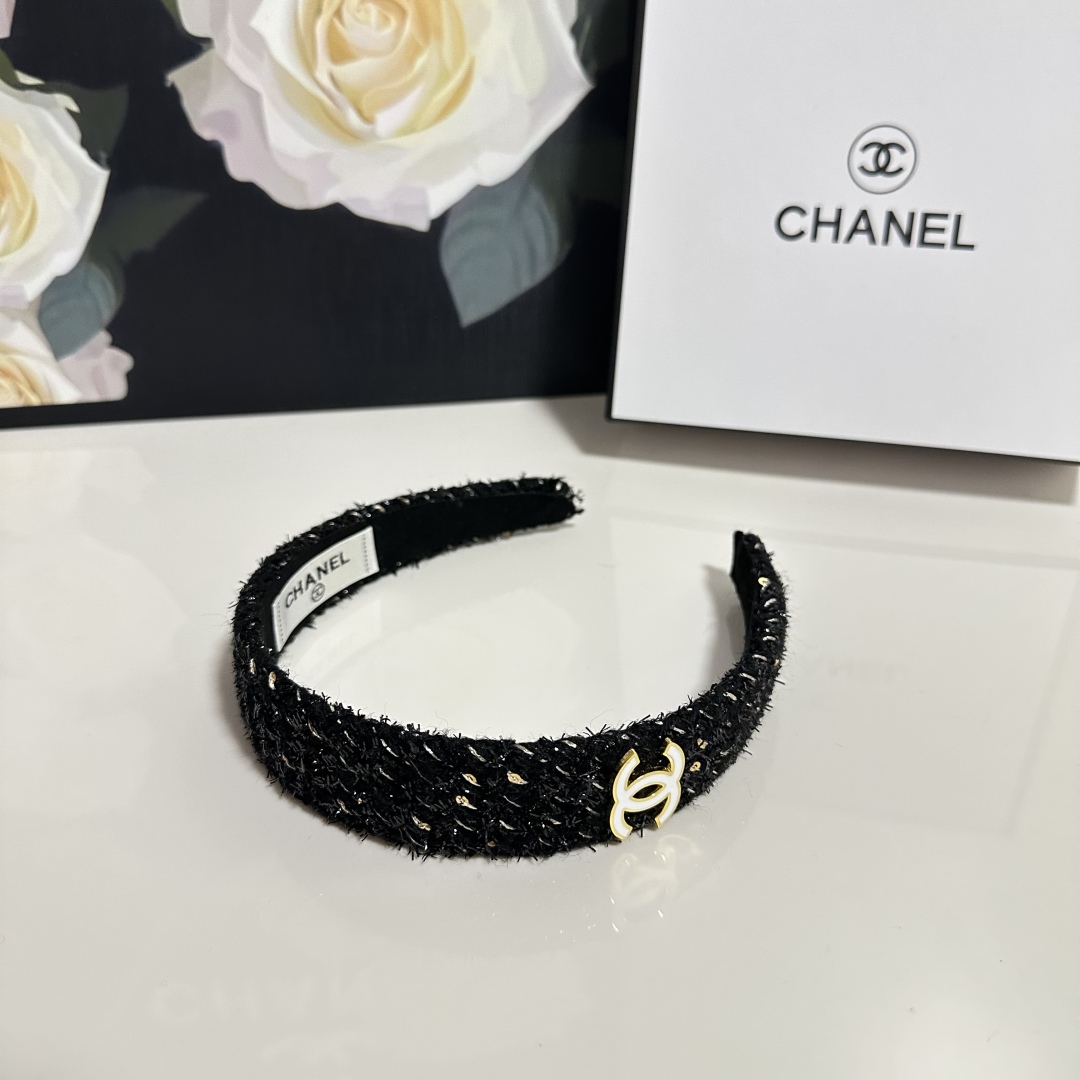  配专柜包装
Chanel（香奈儿）最新发箍
小仙女快入手
特殊材质 不嘞头
可盐可甜～
