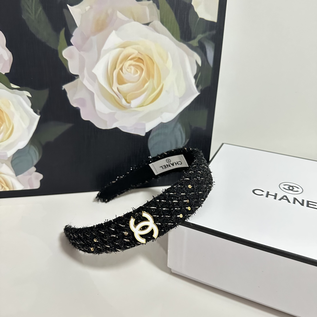  配专柜包装
Chanel（香奈儿）最新发箍
小仙女快入手
特殊材质 不嘞头
可盐可甜～