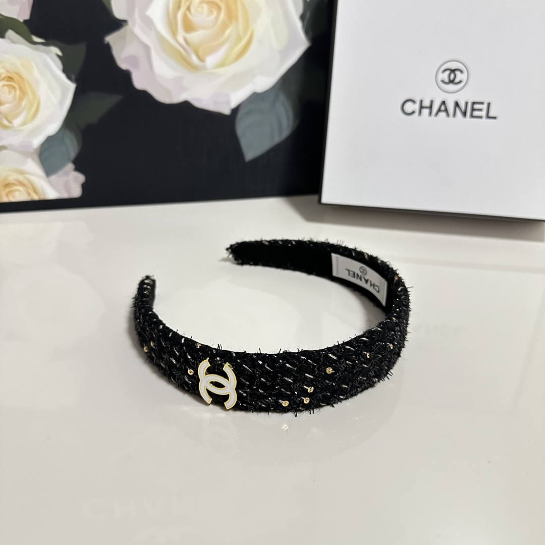  配专柜包装
Chanel（香奈儿）最新发箍
小仙女快入手
特殊材质 不嘞头
可盐可甜～