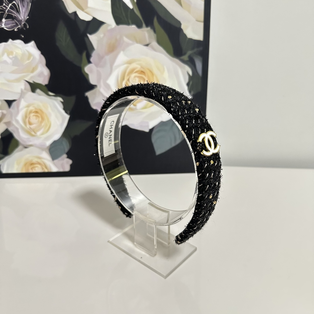  配专柜包装
Chanel（香奈儿）最新发箍
小仙女快入手
特殊材质 不嘞头
可盐可甜～