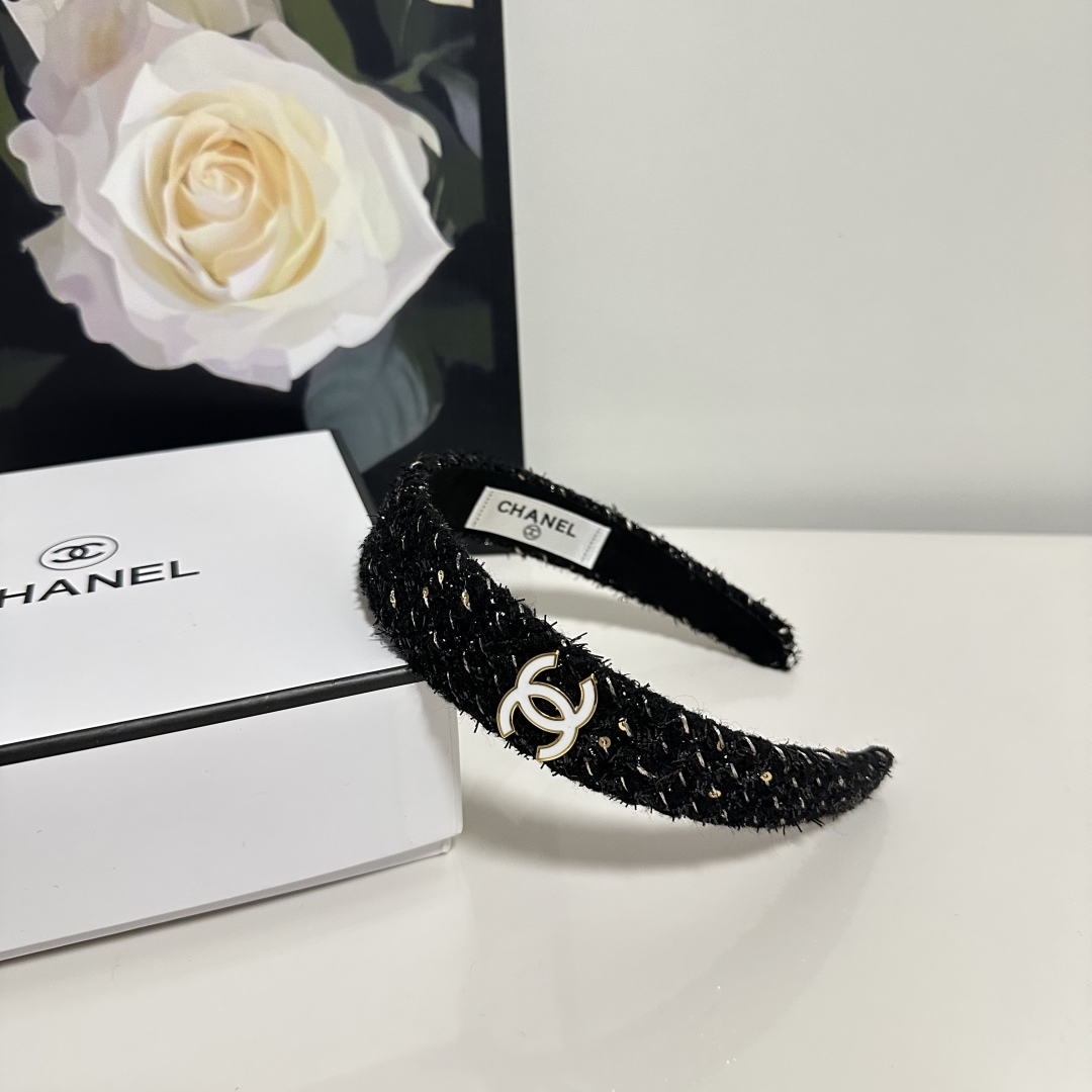  配专柜包装
Chanel（香奈儿）最新发箍
小仙女快入手
特殊材质 不嘞头
可盐可甜～