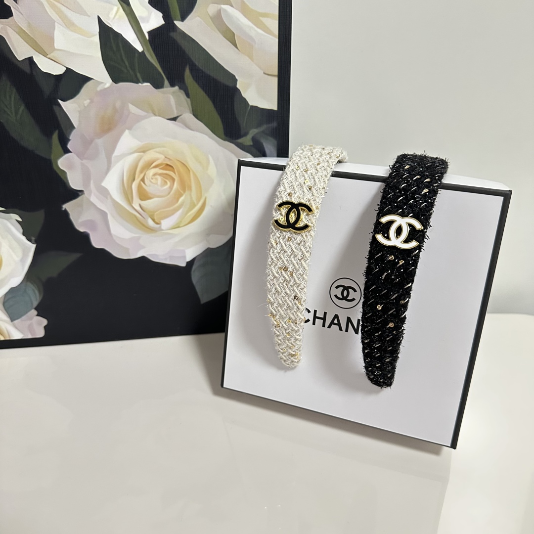  配专柜包装
Chanel（香奈儿）最新发箍
小仙女快入手
特殊材质 不嘞头
可盐可甜～
