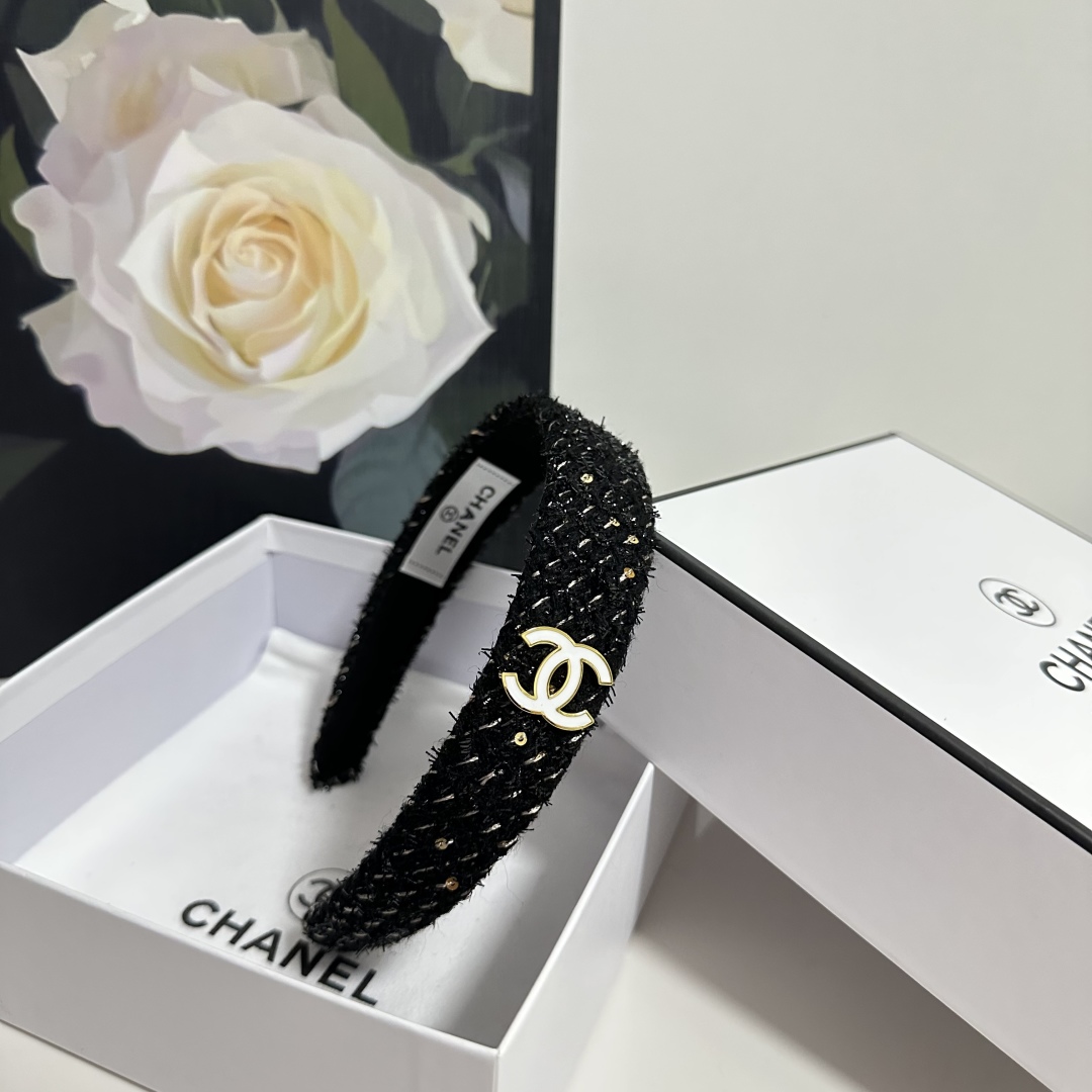  配专柜包装
Chanel（香奈儿）最新发箍
小仙女快入手
特殊材质 不嘞头
可盐可甜～