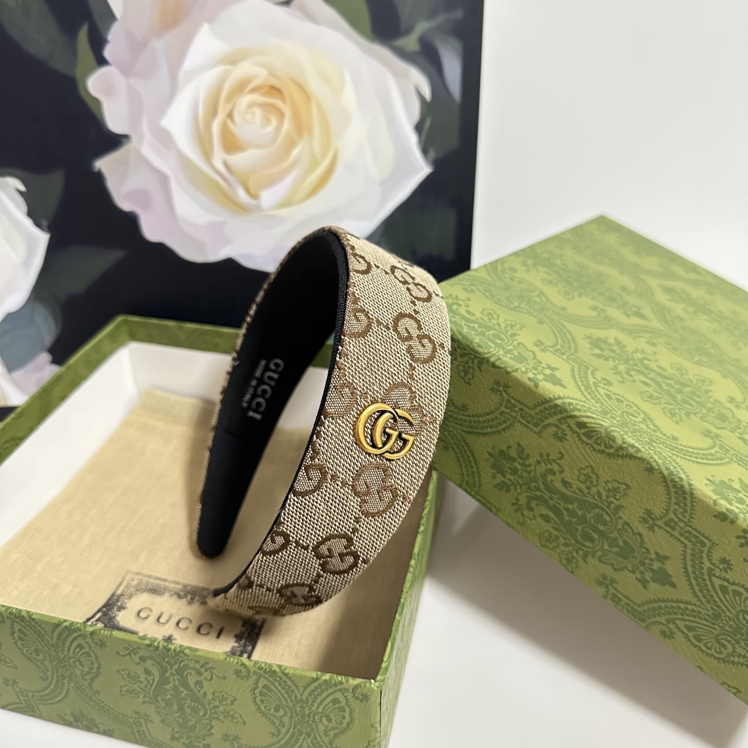  配专柜包装
Gucci（古驰）最新GG发箍
小仙女快入手
特殊材质 不嘞头
可盐可甜