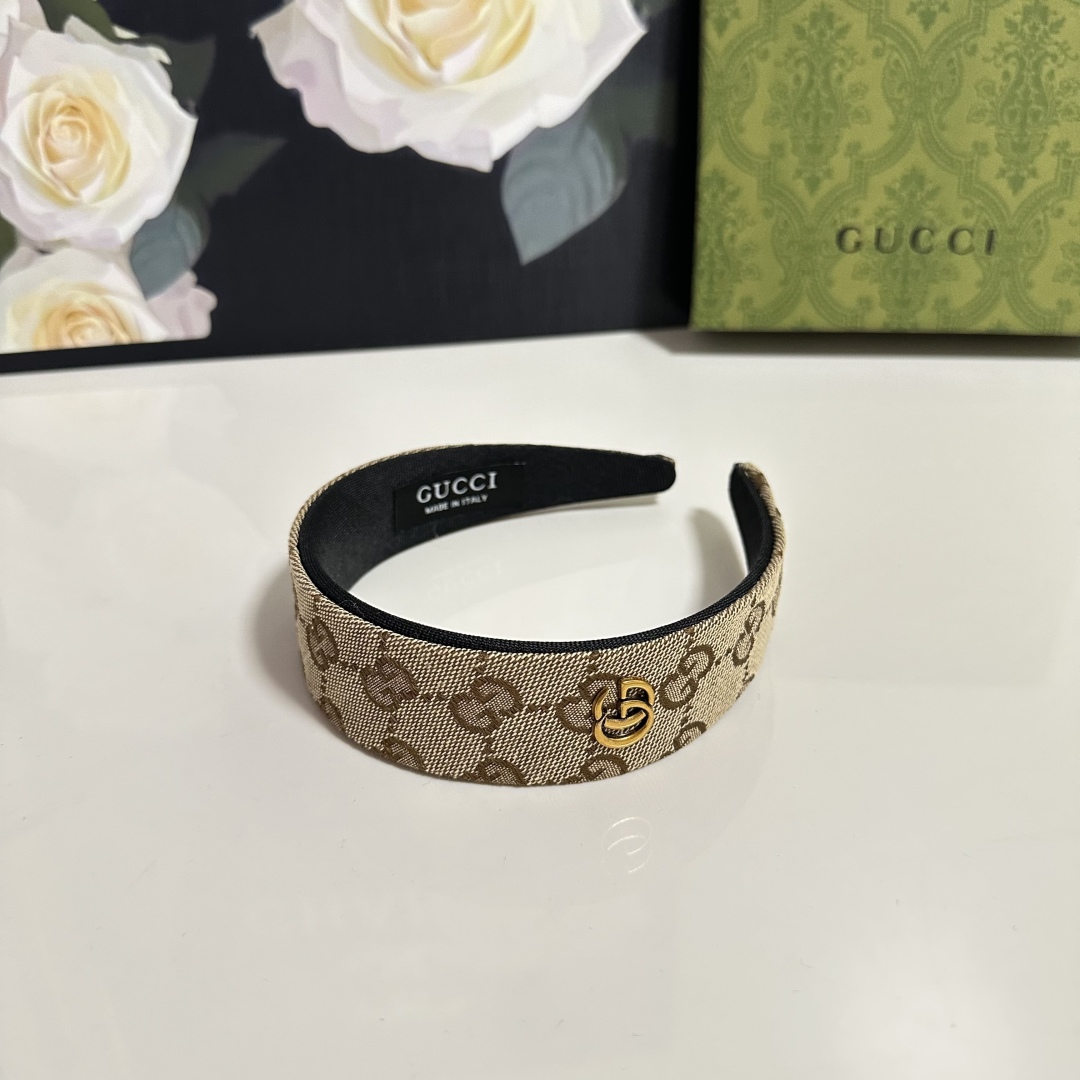  配专柜包装
Gucci（古驰）最新GG发箍
小仙女快入手
特殊材质 不嘞头
可盐可甜