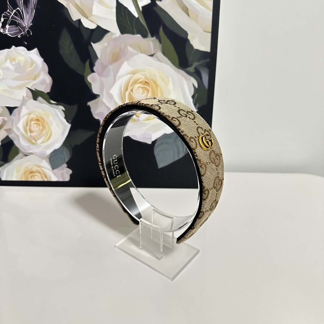  配专柜包装
Gucci（古驰）最新GG发箍
小仙女快入手
特殊材质 不嘞头
可盐可甜
