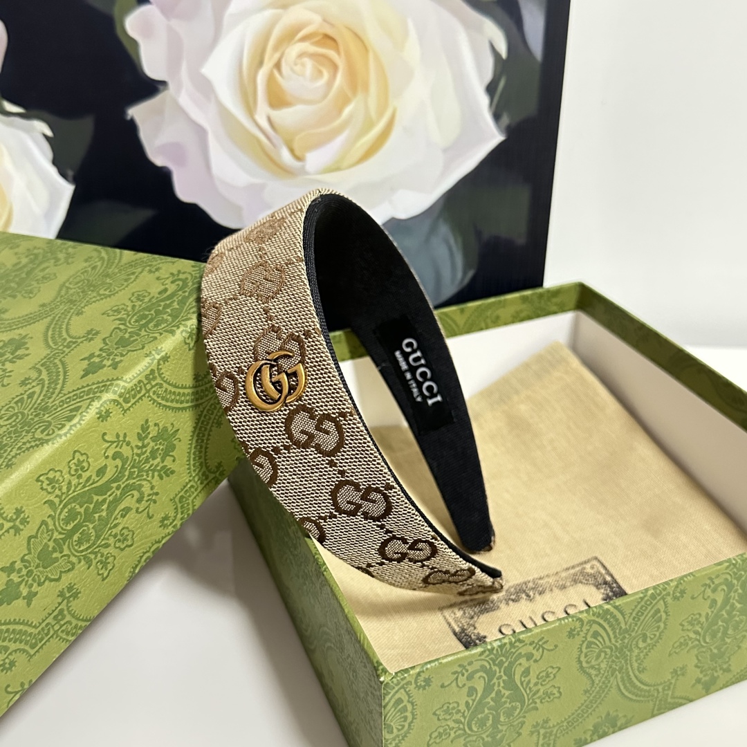  配专柜包装
Gucci（古驰）最新GG发箍
小仙女快入手
特殊材质 不嘞头
可盐可甜