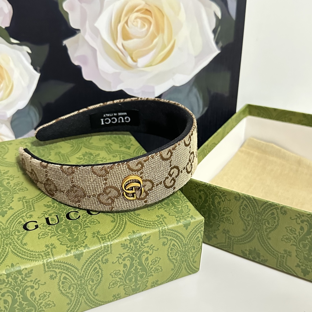  配专柜包装
Gucci（古驰）最新GG发箍
小仙女快入手
特殊材质 不嘞头
可盐可甜