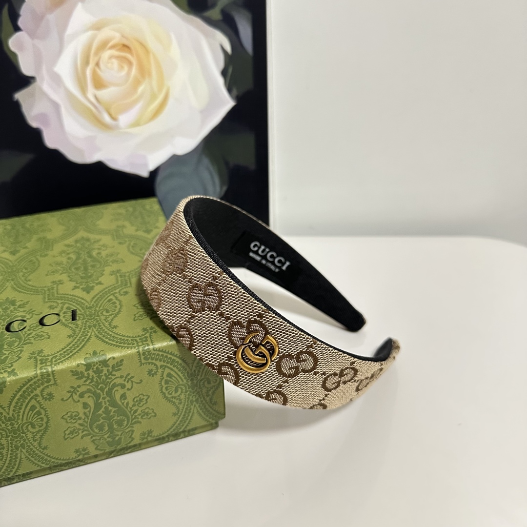  配专柜包装
Gucci（古驰）最新GG发箍
小仙女快入手
特殊材质 不嘞头
可盐可甜