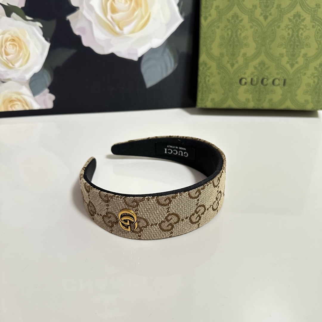  配专柜包装
Gucci（古驰）最新GG发箍
小仙女快入手
特殊材质 不嘞头
可盐可甜
