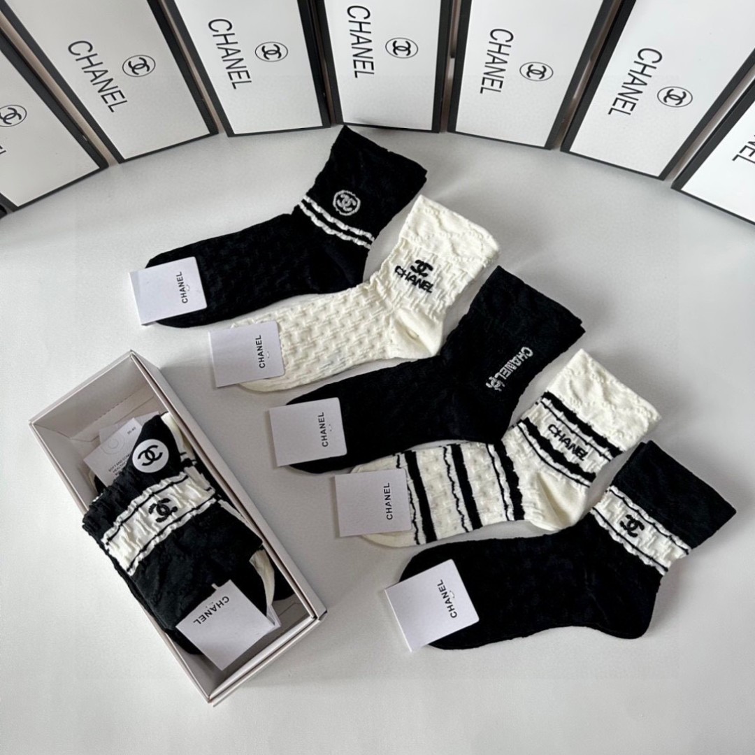 💛配专柜包装
Chanel（香奈儿）新款中长筒堆堆袜袜子！一盒五双，专柜同步筒袜袜子，💛大牌出街，潮人必