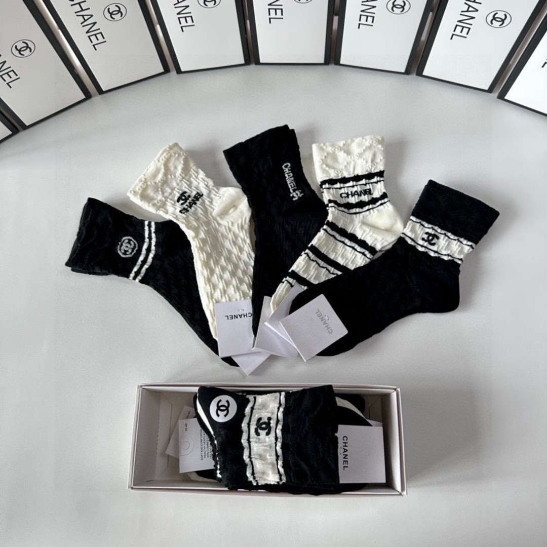 💛配专柜包装
Chanel（香奈儿）新款中长筒堆堆袜袜子！一盒五双，专柜同步筒袜袜子，💛大牌出街，潮人必