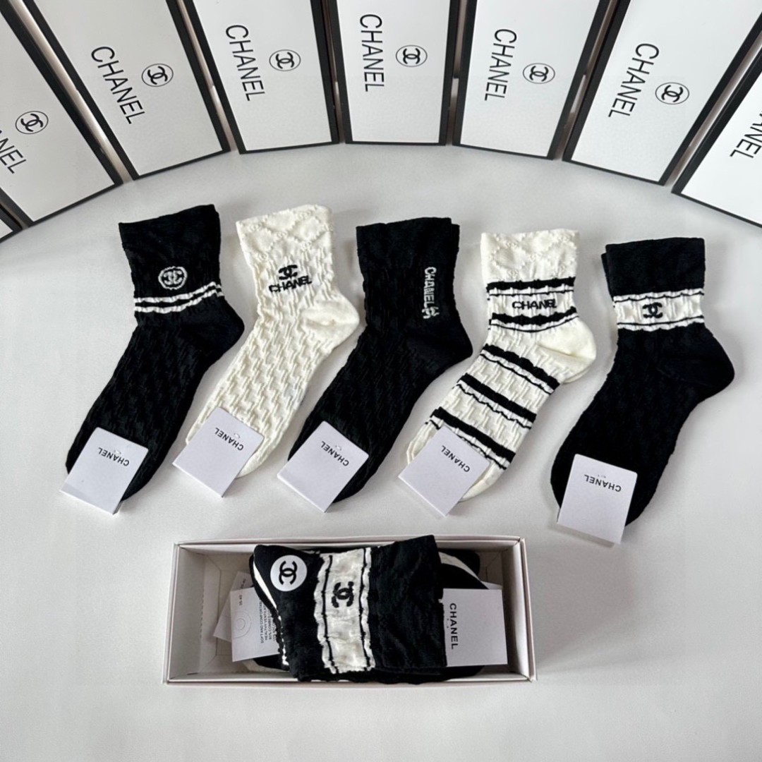 💛配专柜包装
Chanel（香奈儿）新款中长筒堆堆袜袜子！一盒五双，专柜同步筒袜袜子，💛大牌出街，潮人必