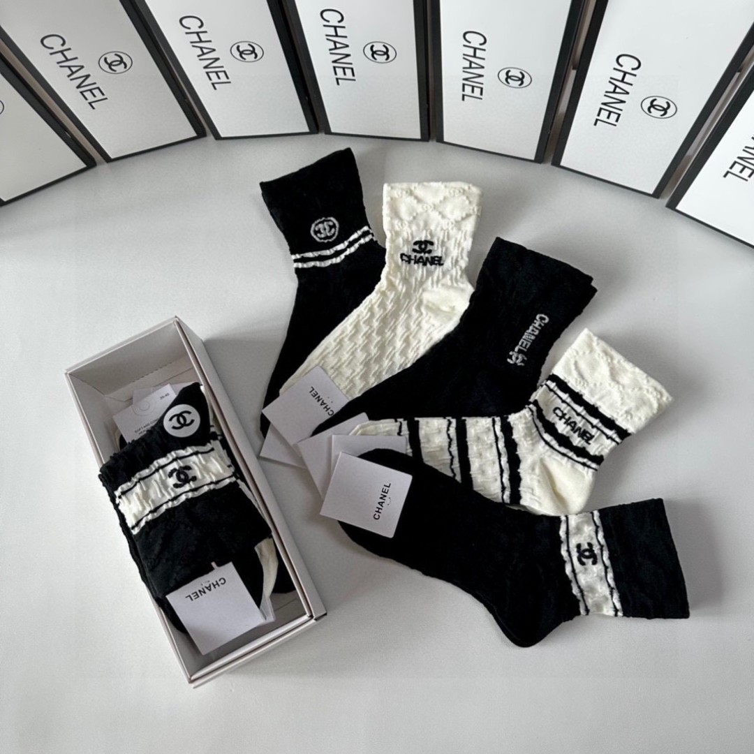 💛配专柜包装
Chanel（香奈儿）新款中长筒堆堆袜袜子！一盒五双，专柜同步筒袜袜子，💛大牌出街，潮人必