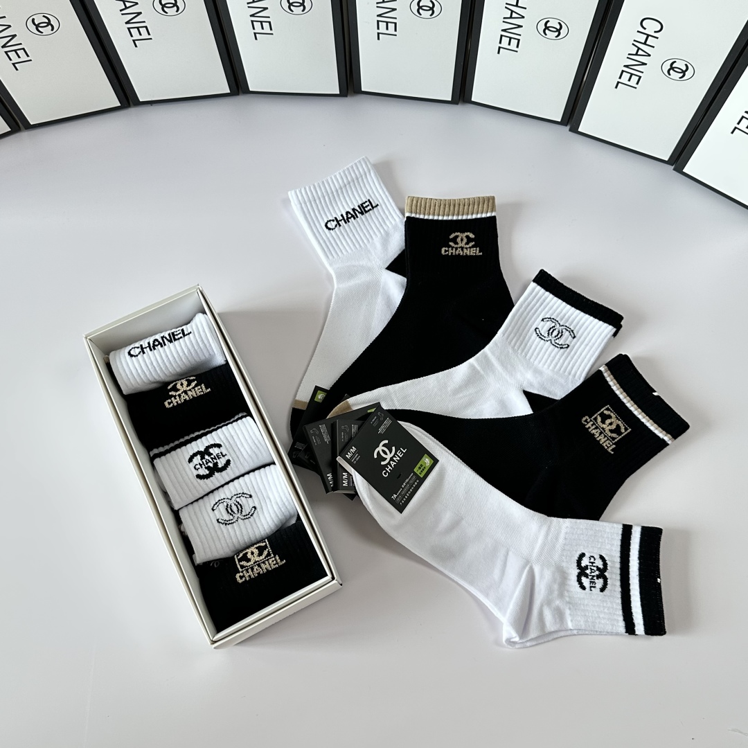  💛配包装
Chanel（香奈儿）新款经典中长款堆堆袜袜子！一盒五双， 专柜同步筒袜袜子，💛大牌出街，潮