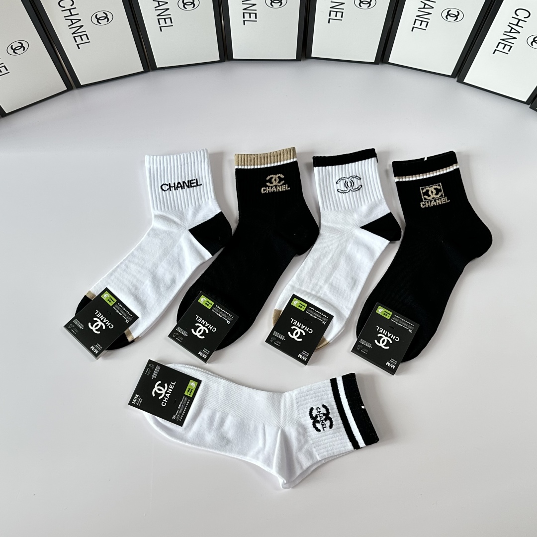  💛配包装
Chanel（香奈儿）新款经典中长款堆堆袜袜子！一盒五双， 专柜同步筒袜袜子，💛大牌出街，潮