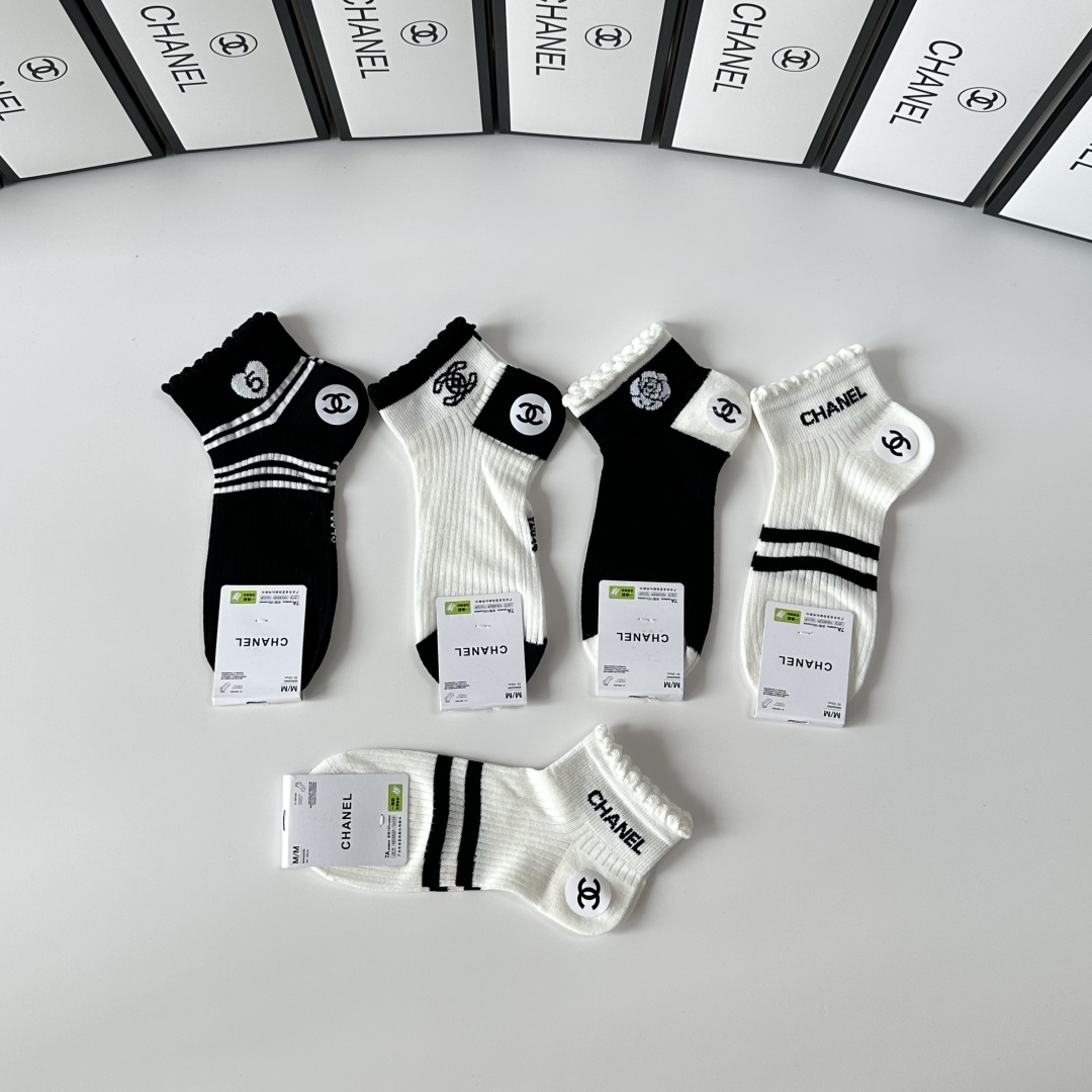 💛配专柜包装
Chanel（香奈儿）新款中短款堆堆袜袜子！一盒五双，专柜同步筒袜袜子，💛大牌出街，潮人必