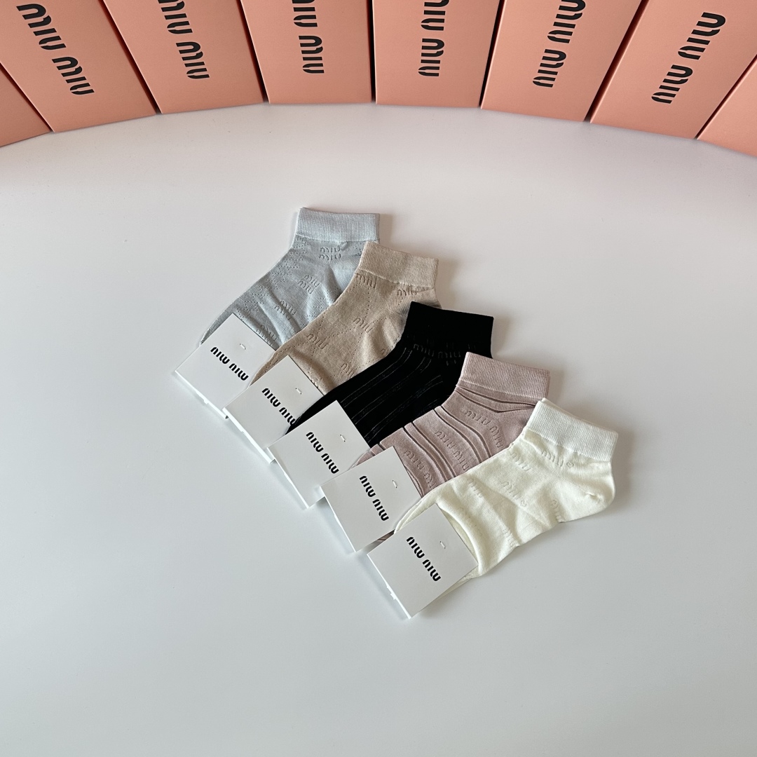  💛配专柜包装
MiuMiu（缪缪）新款中短筒袜堆堆袜袜子！一盒五双，专柜同步筒袜袜子，💛大牌出街，潮人