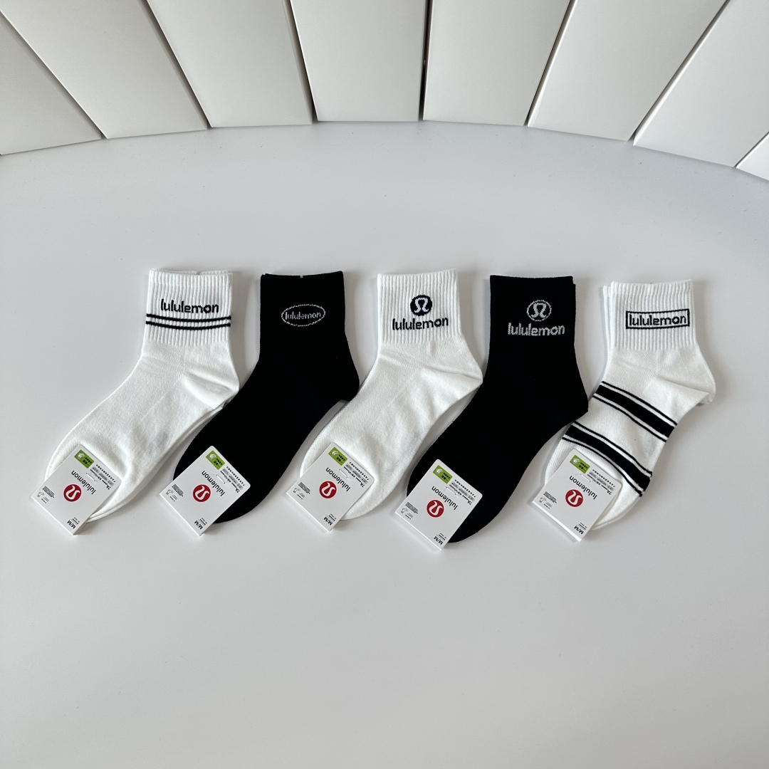  💛配包装
lululemon 新款中长款堆堆袜袜子！一盒五双， 专柜同步筒款袜子，💛大牌出街，潮人必备