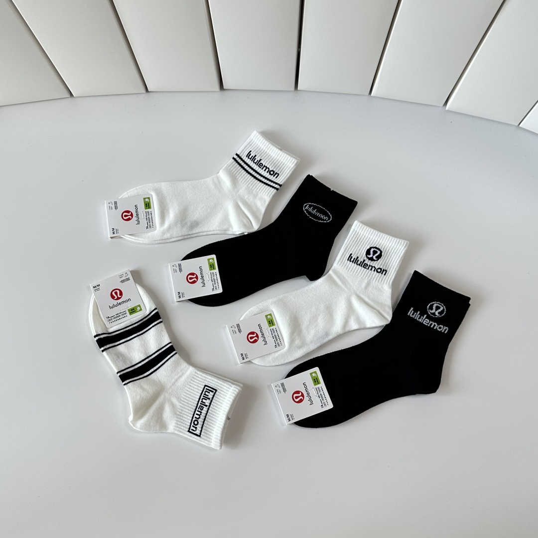  💛配包装
lululemon 新款中长款堆堆袜袜子！一盒五双， 专柜同步筒款袜子，💛大牌出街，潮人必备