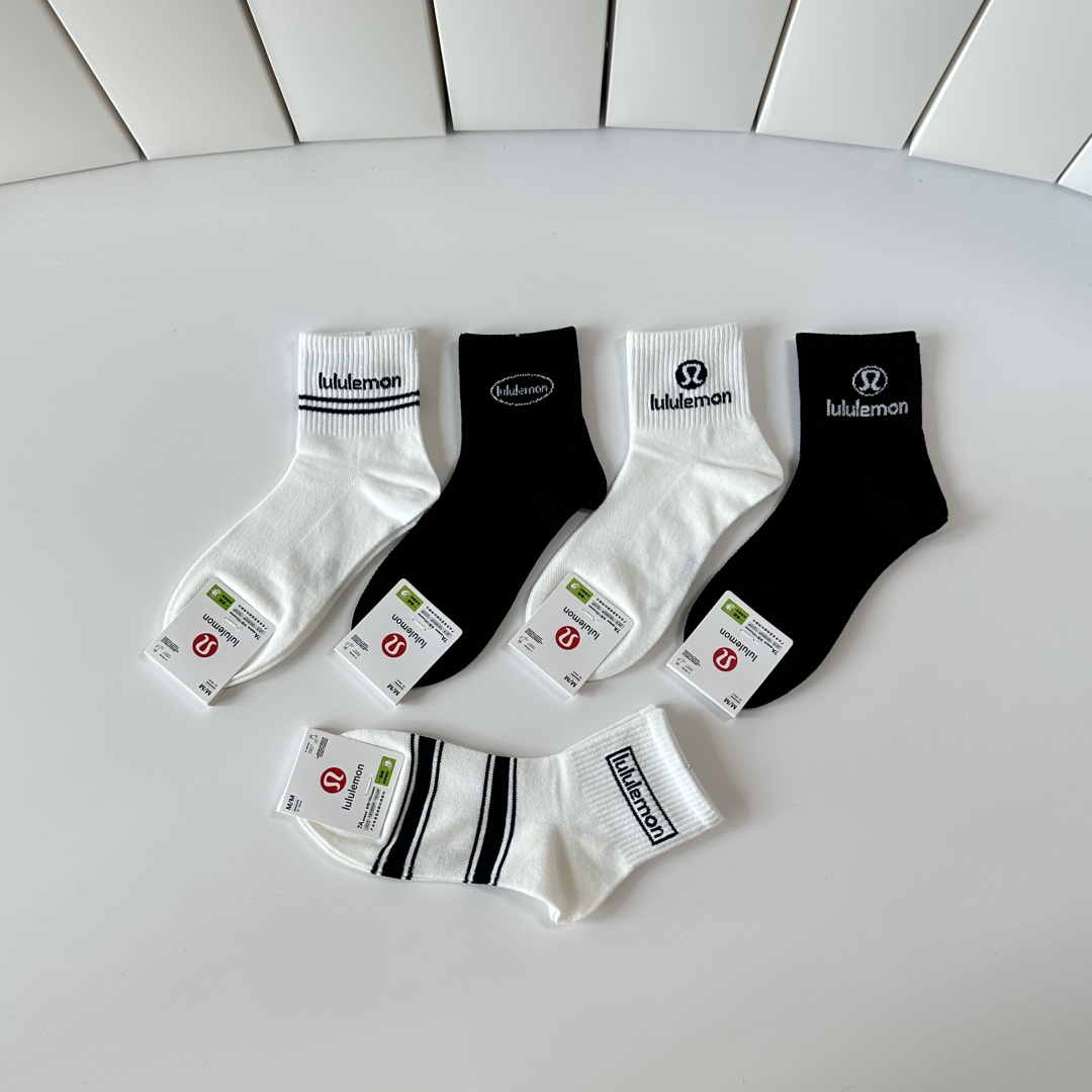  💛配包装
lululemon 新款中长款堆堆袜袜子！一盒五双， 专柜同步筒款袜子，💛大牌出街，潮人必备