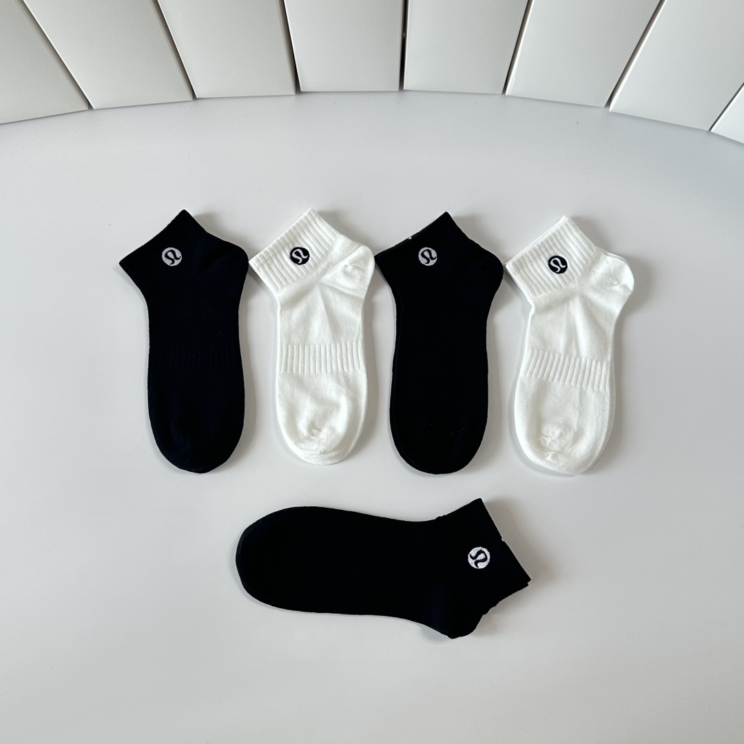  💛配包装
lululemon 新款刺绣中短袜堆堆袜袜子！一盒五双， 专柜同步筒款袜子，💛大牌出街，潮人