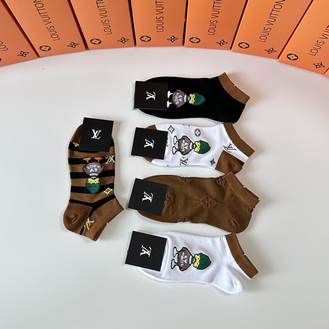  💛配专柜包装
LV（路易威登）新款中短筒袜堆堆袜袜子！一盒五双，专柜同步筒袜袜子，💛大牌出街，潮人必备