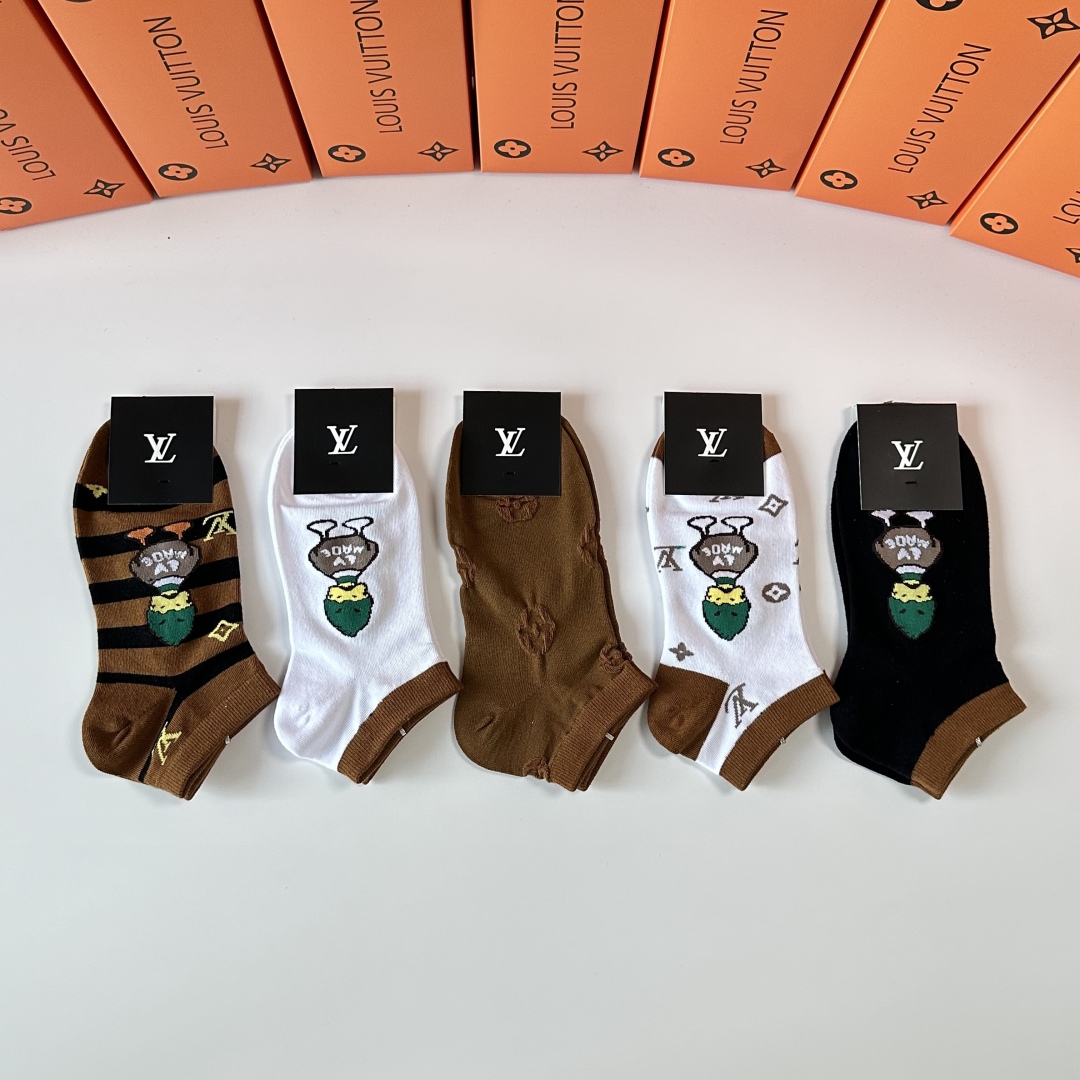  💛配专柜包装
LV（路易威登）新款中短筒袜堆堆袜袜子！一盒五双，专柜同步筒袜袜子，💛大牌出街，潮人必备