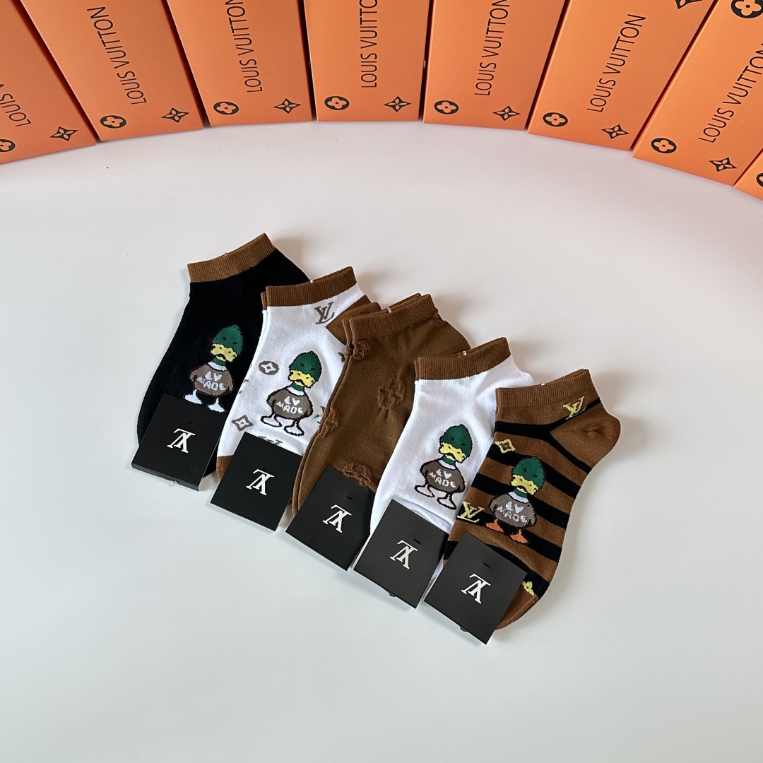  💛配专柜包装
LV（路易威登）新款中短筒袜堆堆袜袜子！一盒五双，专柜同步筒袜袜子，💛大牌出街，潮人必备