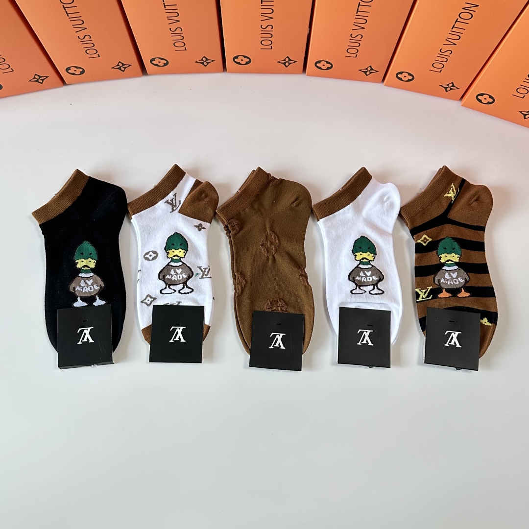  💛配专柜包装
LV（路易威登）新款中短筒袜堆堆袜袜子！一盒五双，专柜同步筒袜袜子，💛大牌出街，潮人必备