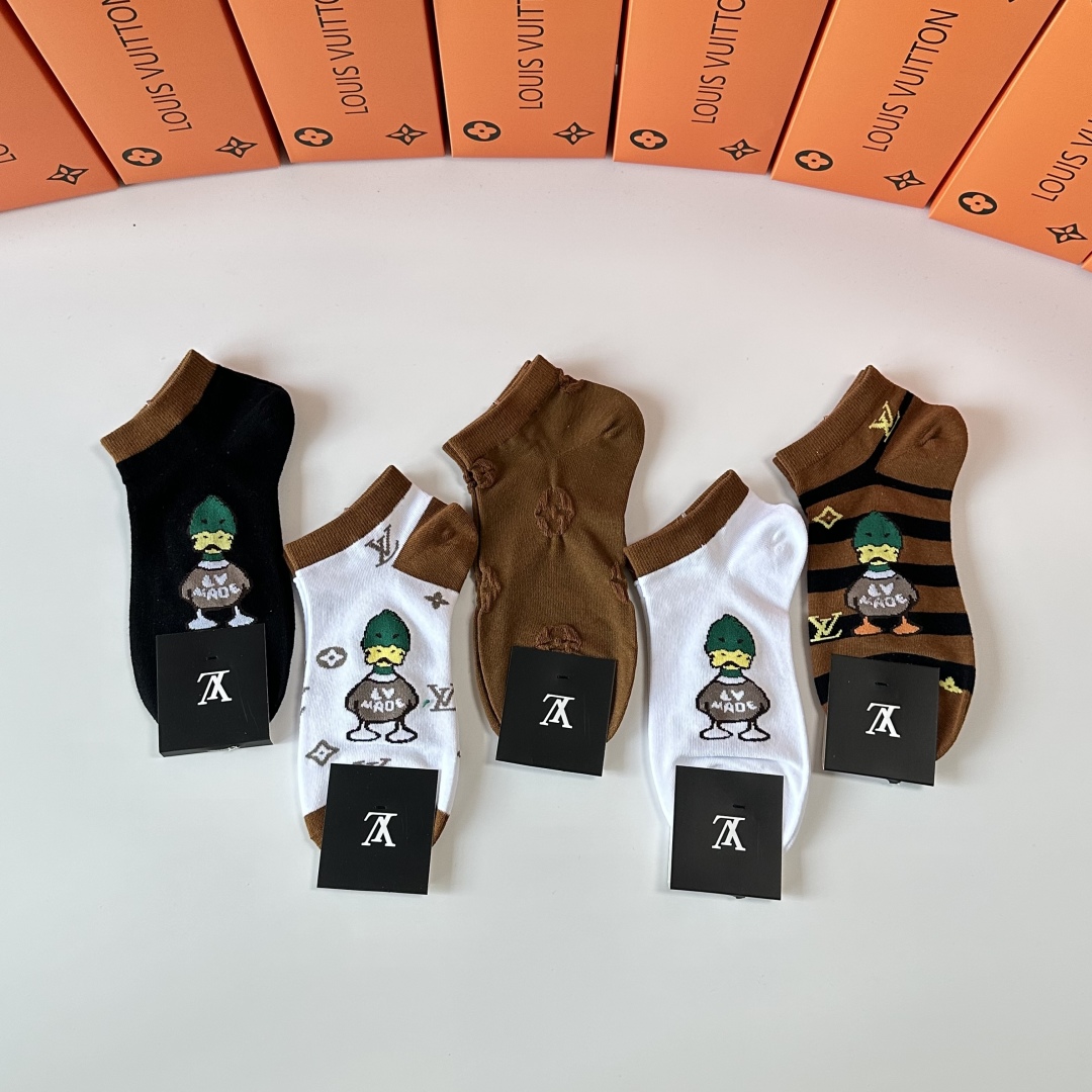  💛配专柜包装
LV（路易威登）新款中短筒袜堆堆袜袜子！一盒五双，专柜同步筒袜袜子，💛大牌出街，潮人必备