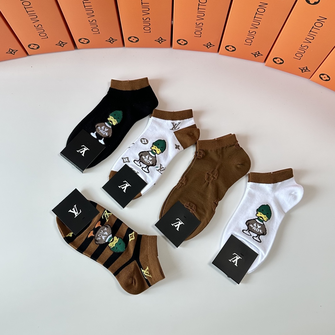  💛配专柜包装
LV（路易威登）新款中短筒袜堆堆袜袜子！一盒五双，专柜同步筒袜袜子，💛大牌出街，潮人必备