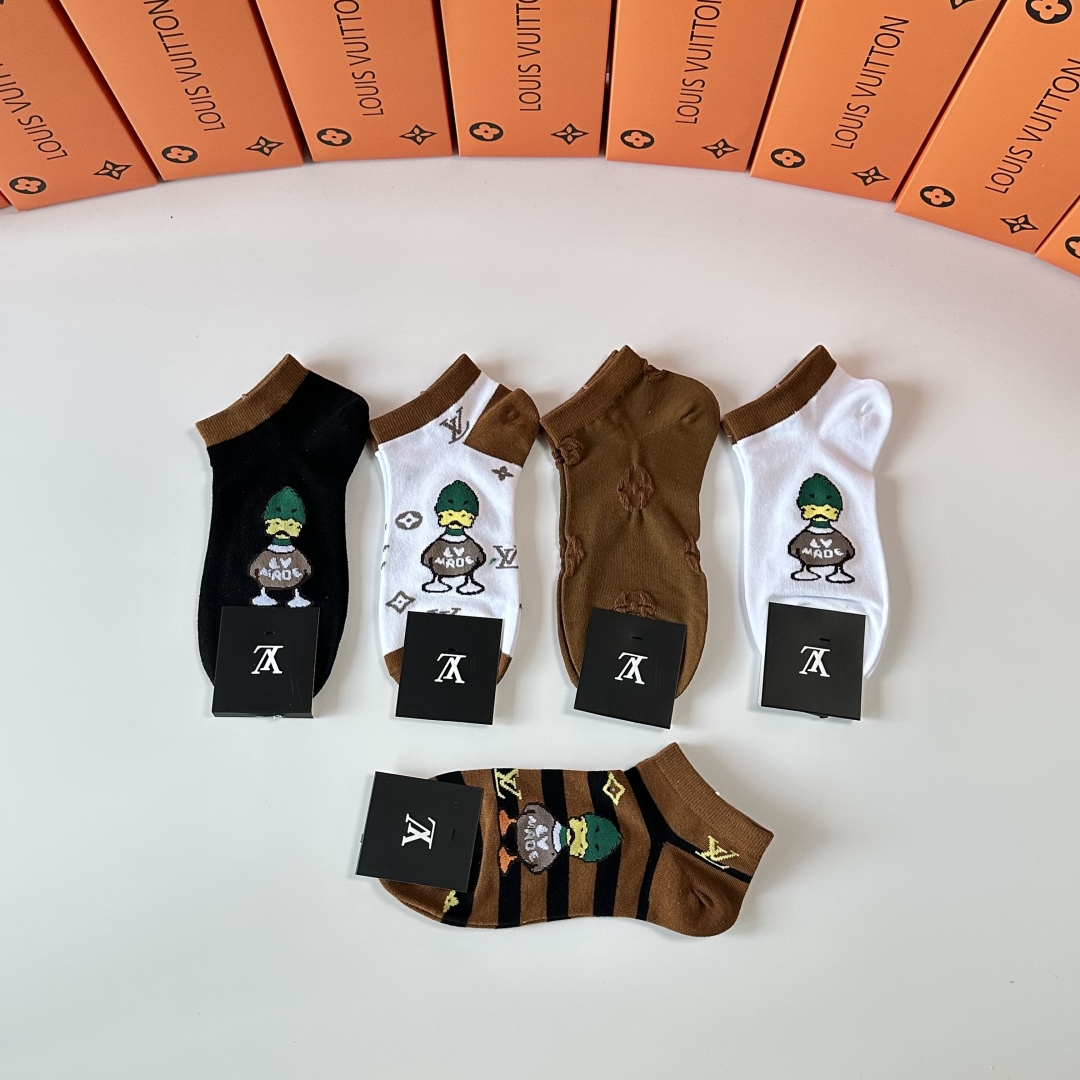  💛配专柜包装
LV（路易威登）新款中短筒袜堆堆袜袜子！一盒五双，专柜同步筒袜袜子，💛大牌出街，潮人必备