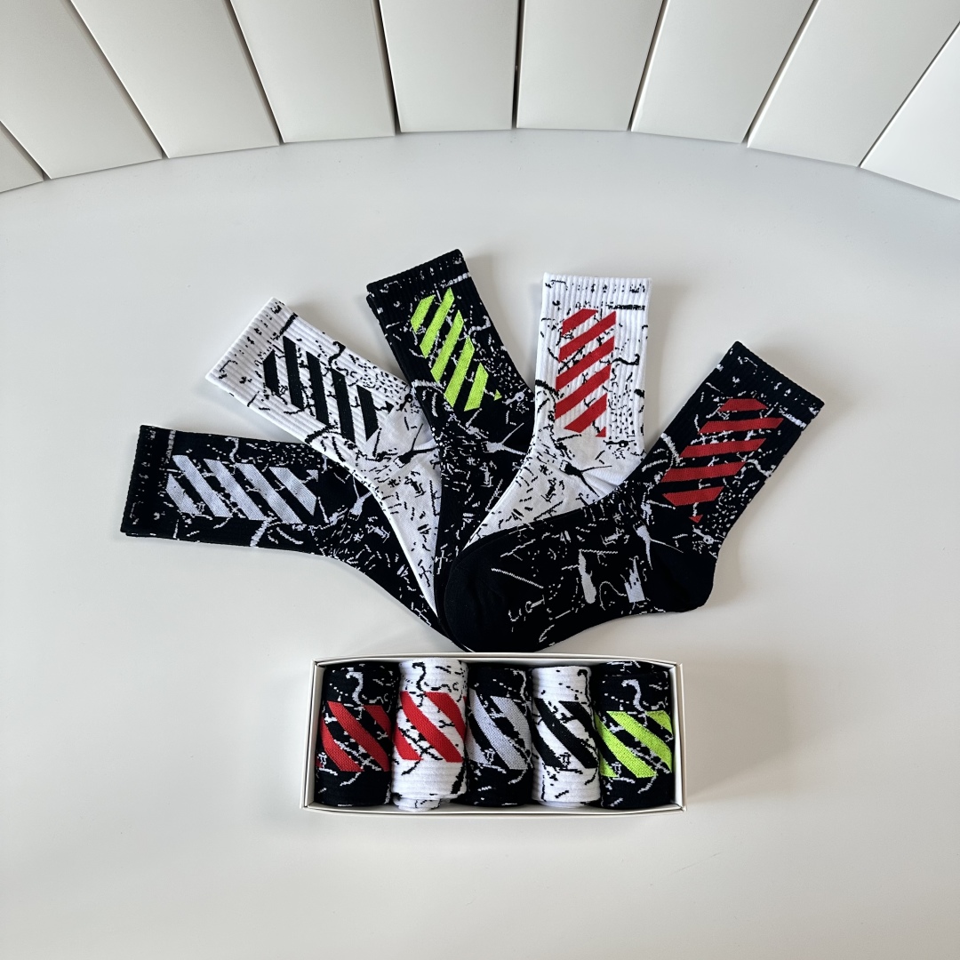  💛配专柜包装
OFF-White 新款中长款堆堆袜袜子！一盒五双，专柜同步筒袜袜子，大牌出街，潮人必备