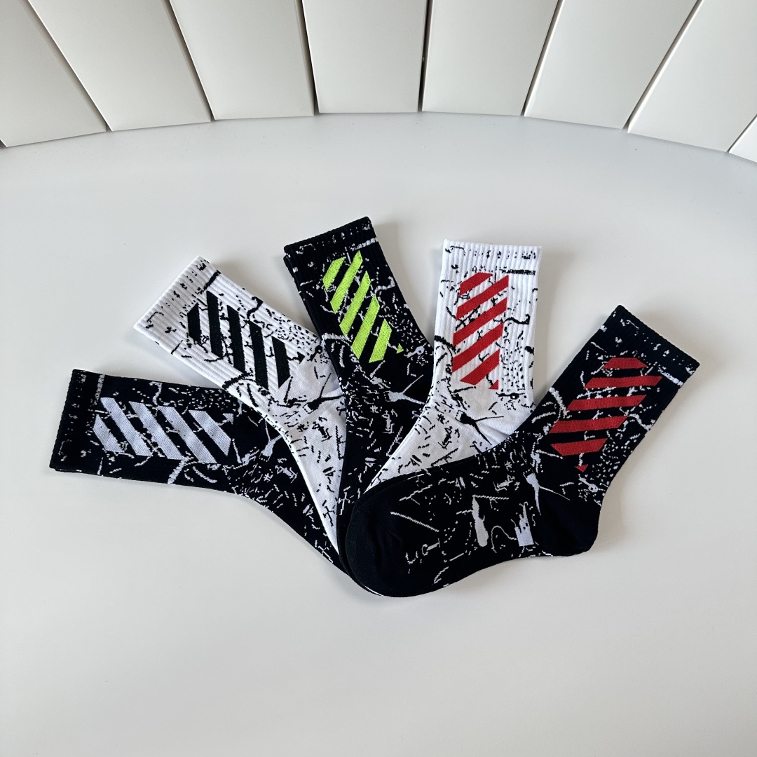  💛配专柜包装
OFF-White 新款中长款堆堆袜袜子！一盒五双，专柜同步筒袜袜子，大牌出街，潮人必备