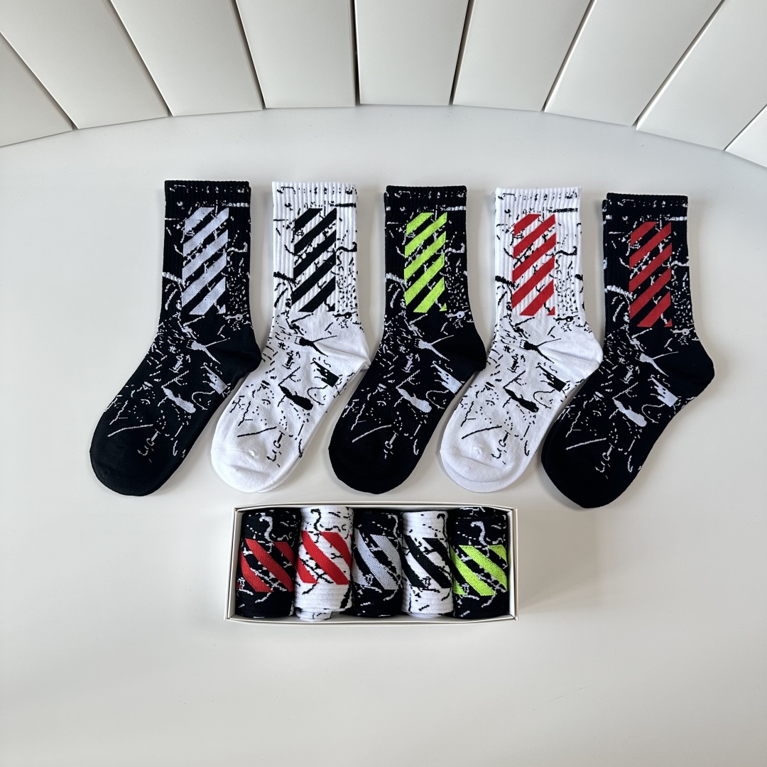  💛配专柜包装
OFF-White 新款中长款堆堆袜袜子！一盒五双，专柜同步筒袜袜子，大牌出街，潮人必备
