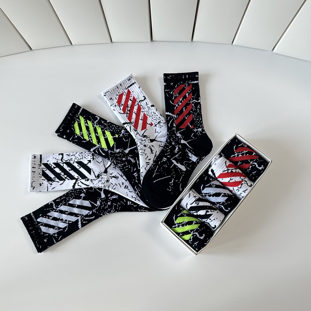  💛配专柜包装
OFF-White 新款中长款堆堆袜袜子！一盒五双，专柜同步筒袜袜子，大牌出街，潮人必备