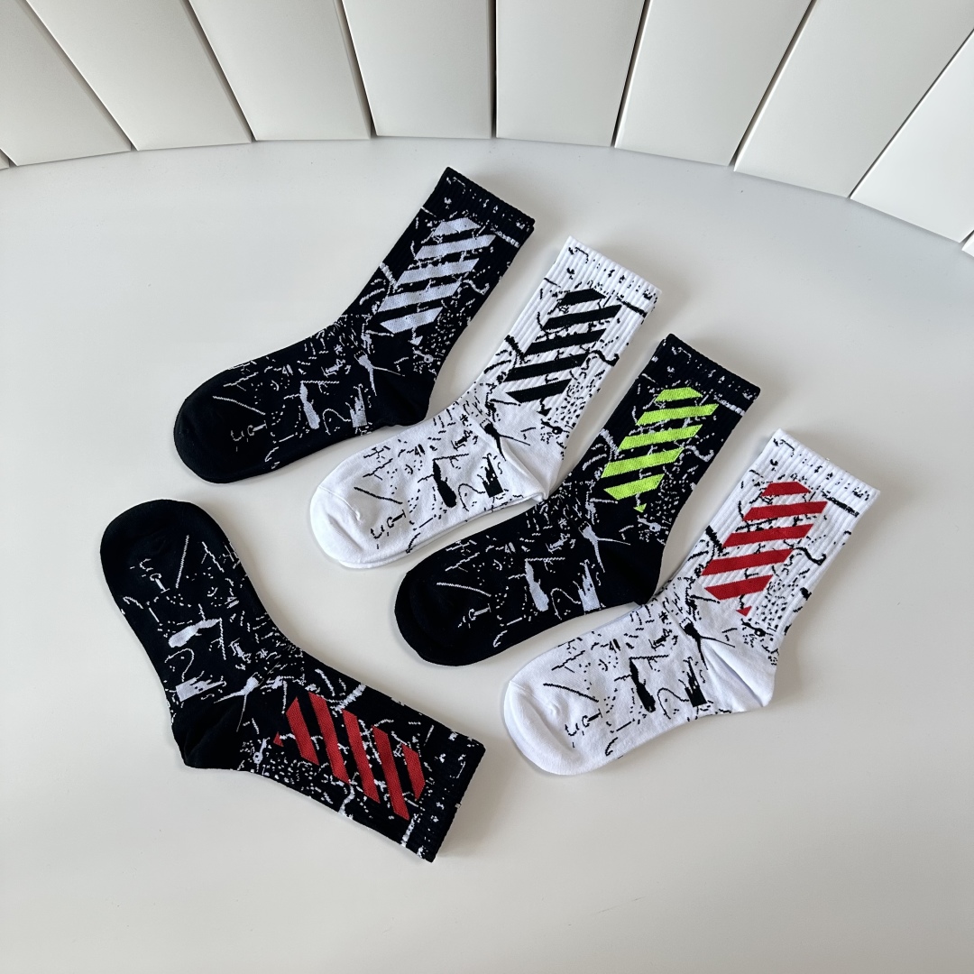  💛配专柜包装
OFF-White 新款中长款堆堆袜袜子！一盒五双，专柜同步筒袜袜子，大牌出街，潮人必备