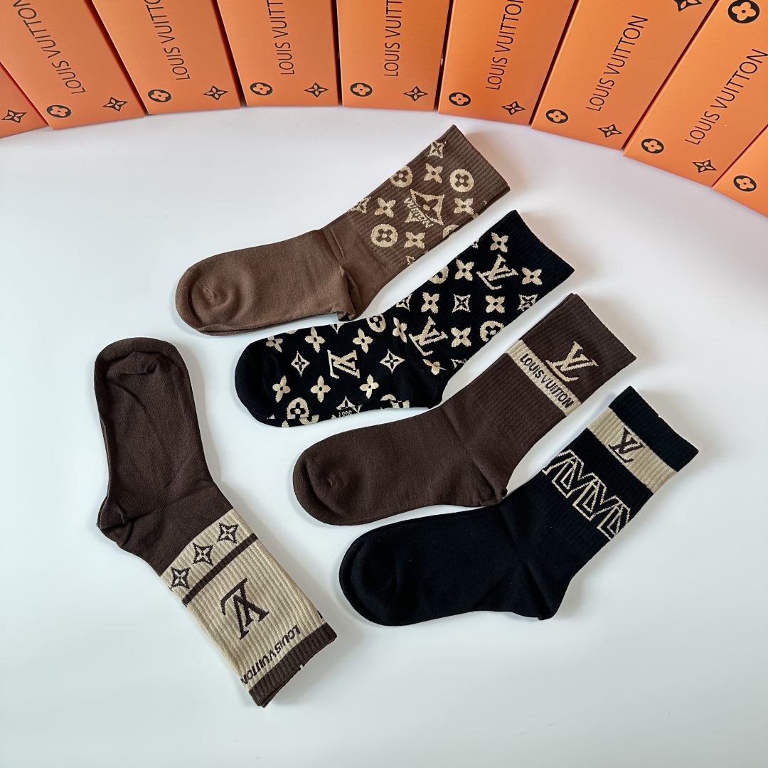  💛配专柜包装
LV（路易威登）新款中长筒袜堆堆袜袜子！一盒五双，专柜同步筒袜袜子，💛大牌出街，潮人必备