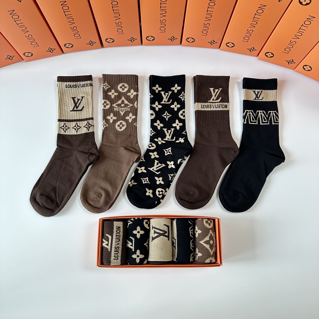  💛配专柜包装
LV（路易威登）新款中长筒袜堆堆袜袜子！一盒五双，专柜同步筒袜袜子，💛大牌出街，潮人必备
