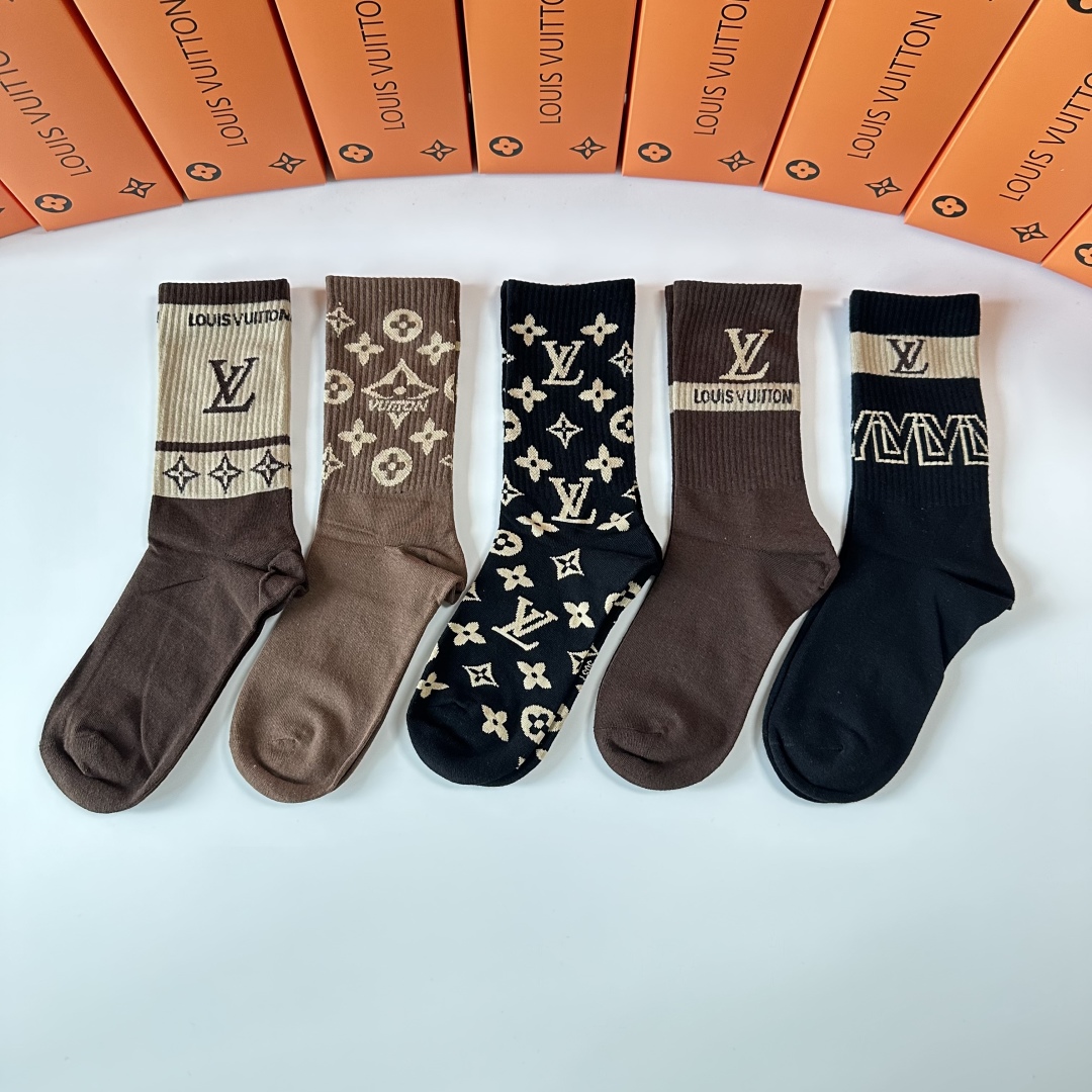  💛配专柜包装
LV（路易威登）新款中长筒袜堆堆袜袜子！一盒五双，专柜同步筒袜袜子，💛大牌出街，潮人必备