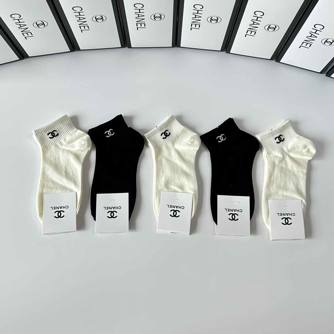 💛配专柜包装
Chanel（香奈儿）新款中短款堆堆袜袜子！一盒五双，专柜同步筒袜袜子，💛大牌出街，潮人必
