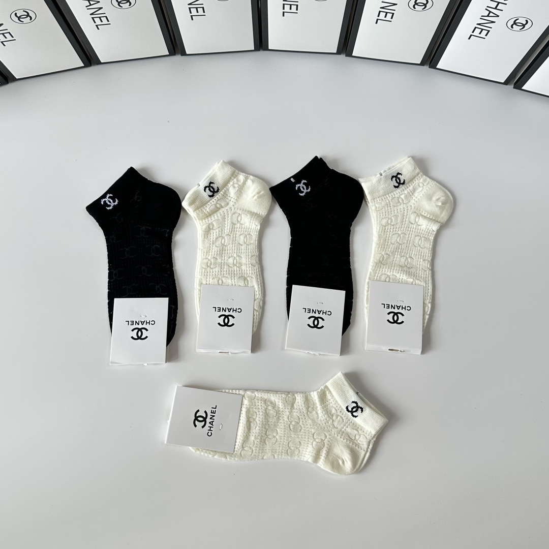 💛配专柜包装
Chanel（香奈儿）新款中短款堆堆袜袜子！一盒五双，专柜同步筒袜袜子，💛大牌出街，潮人必