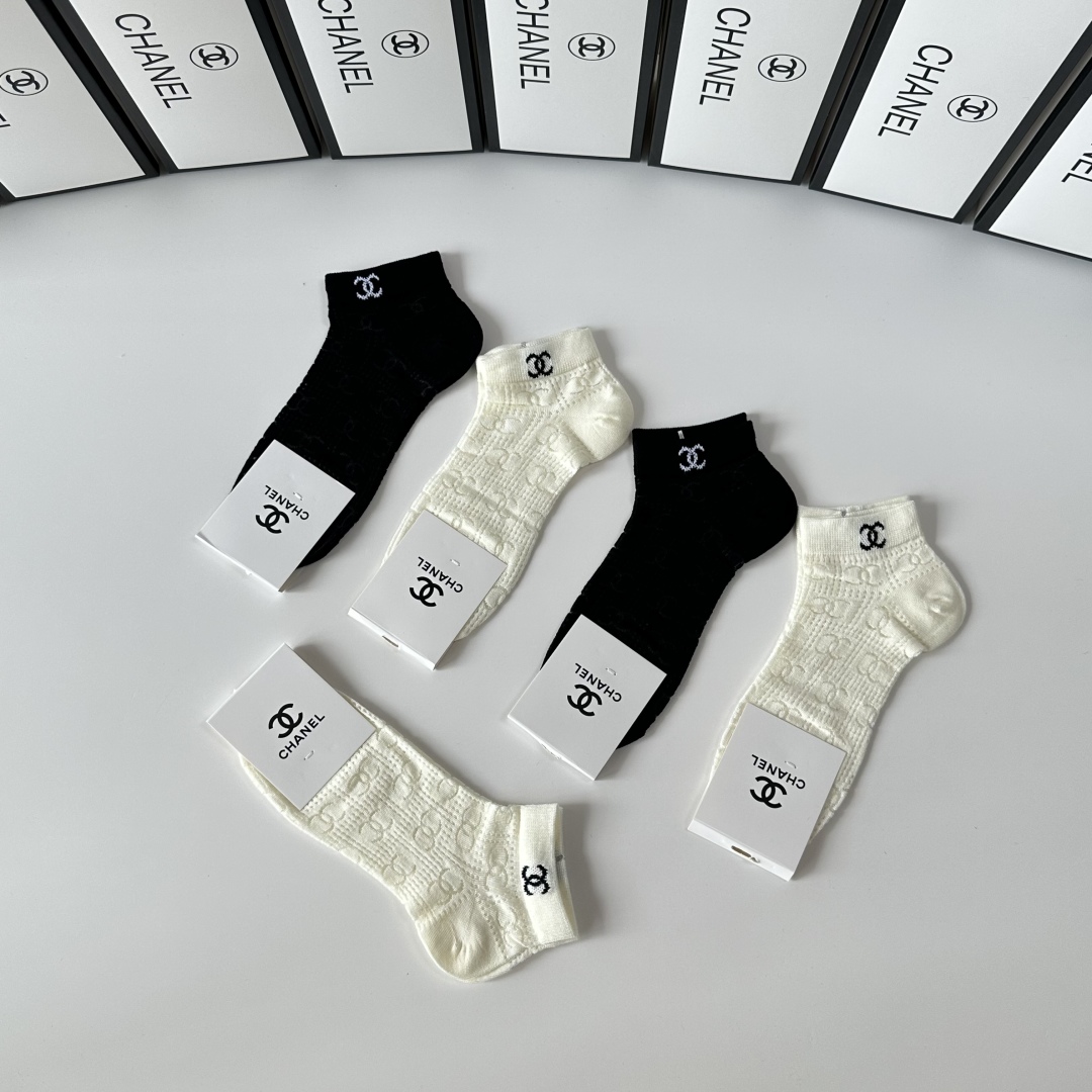 💛配专柜包装
Chanel（香奈儿）新款中短款堆堆袜袜子！一盒五双，专柜同步筒袜袜子，💛大牌出街，潮人必