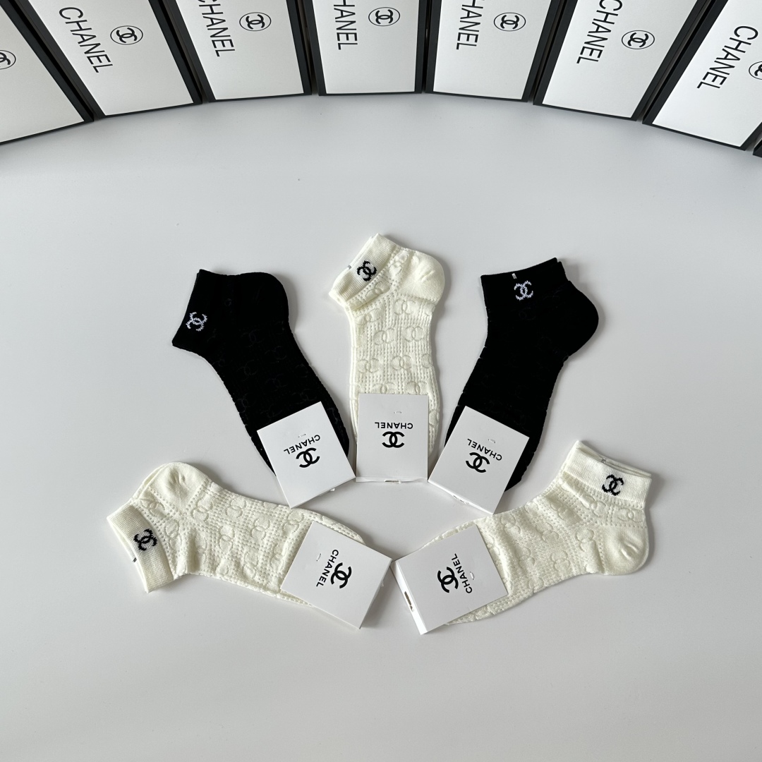 💛配专柜包装
Chanel（香奈儿）新款中短款堆堆袜袜子！一盒五双，专柜同步筒袜袜子，💛大牌出街，潮人必