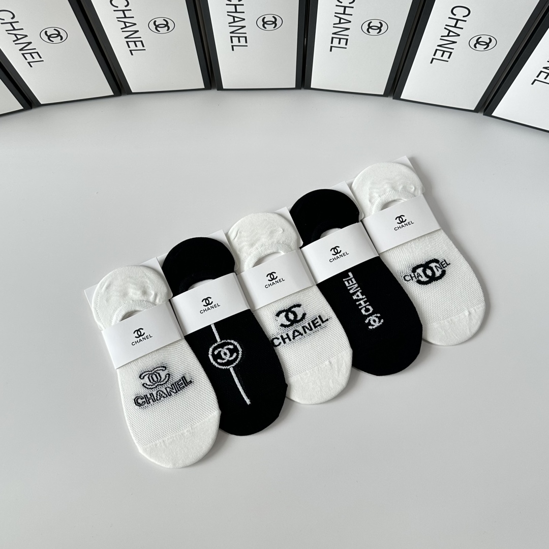 💛配专柜包装
Chanel（香奈儿）新款船袜堆堆袜袜子！一盒五双，专柜同步筒袜袜子，💛大牌出街，潮人必备