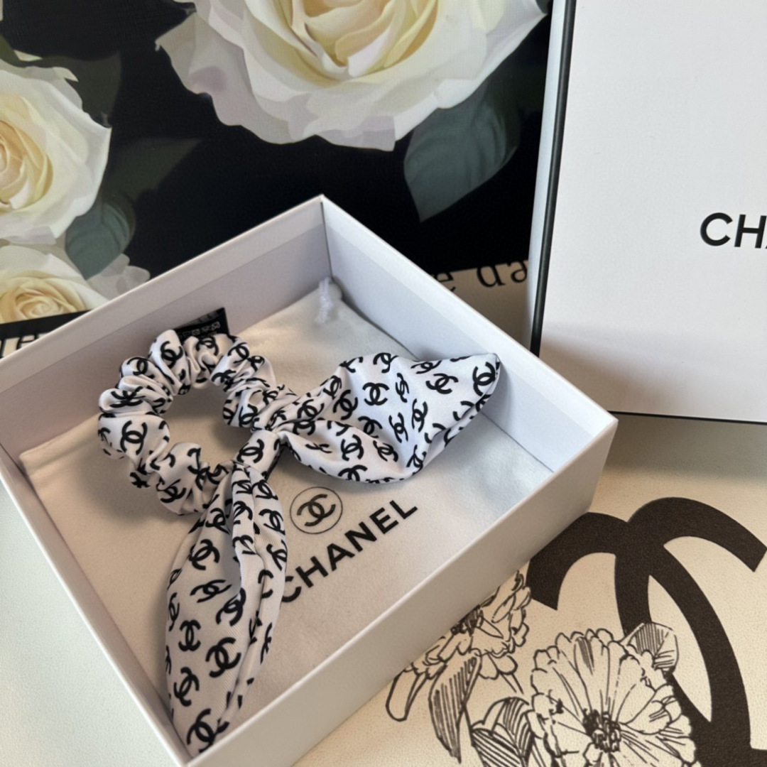  配包装
Chanel（香奈儿）经典真丝发圈 带头上或者手上都非常好看  时尚百搭人手必备单品☑️