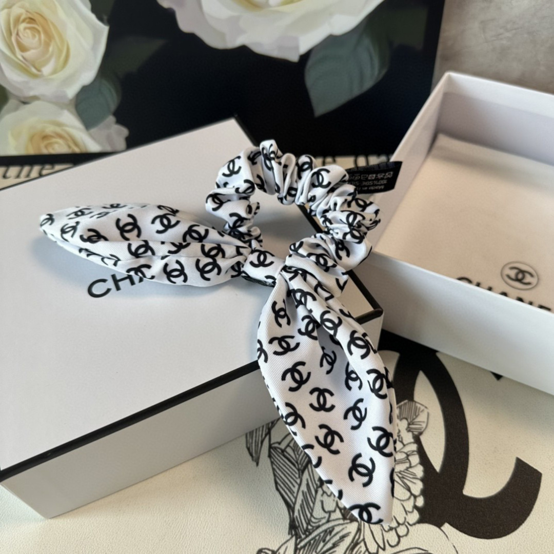  配包装
Chanel（香奈儿）经典真丝发圈 带头上或者手上都非常好看  时尚百搭人手必备单品☑️